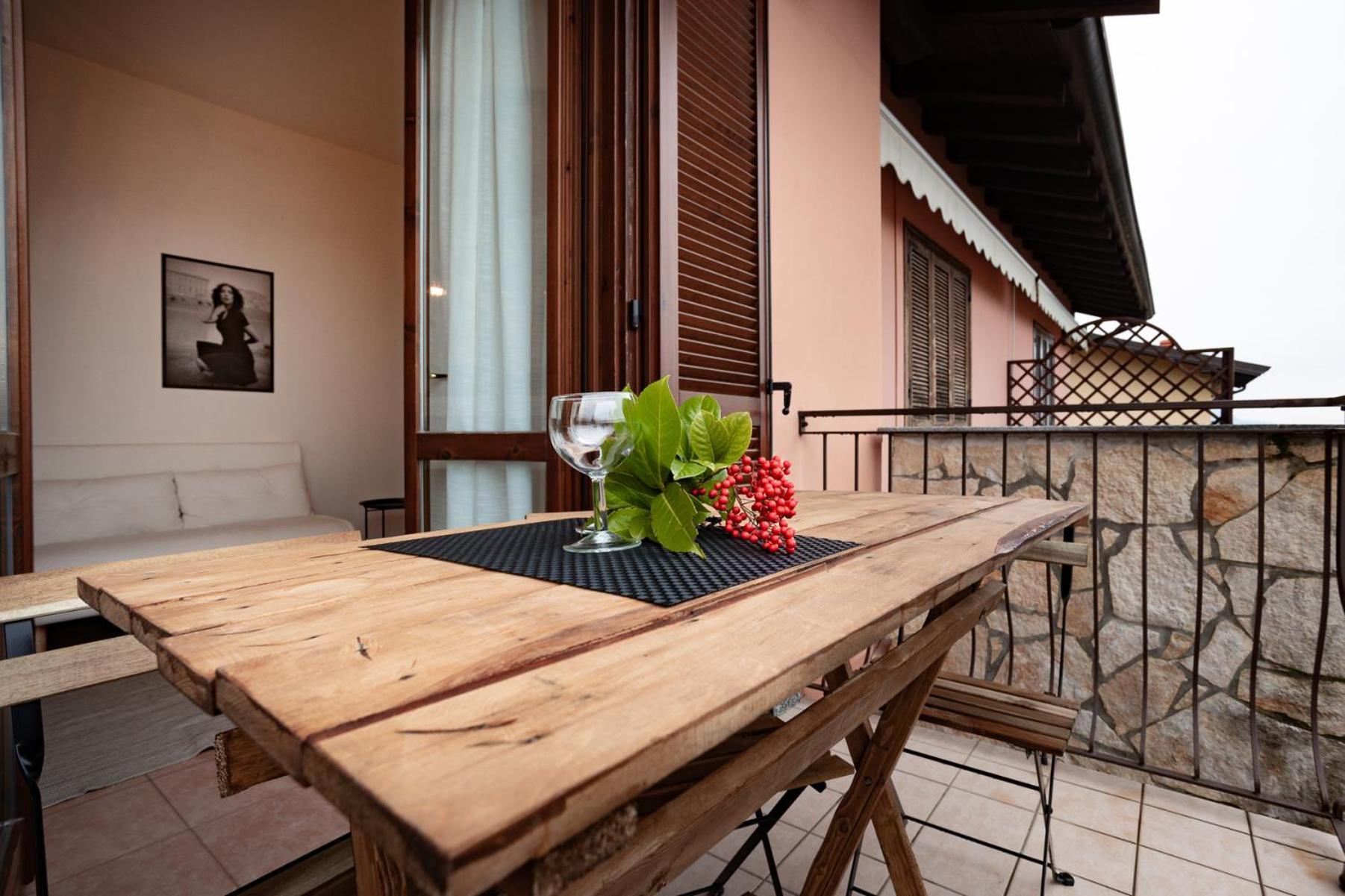 Apartamento Casa Paris Sale Marasino Exterior foto